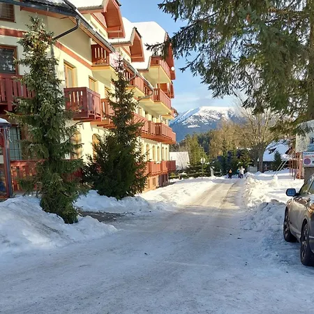 Cozy Family With Garage